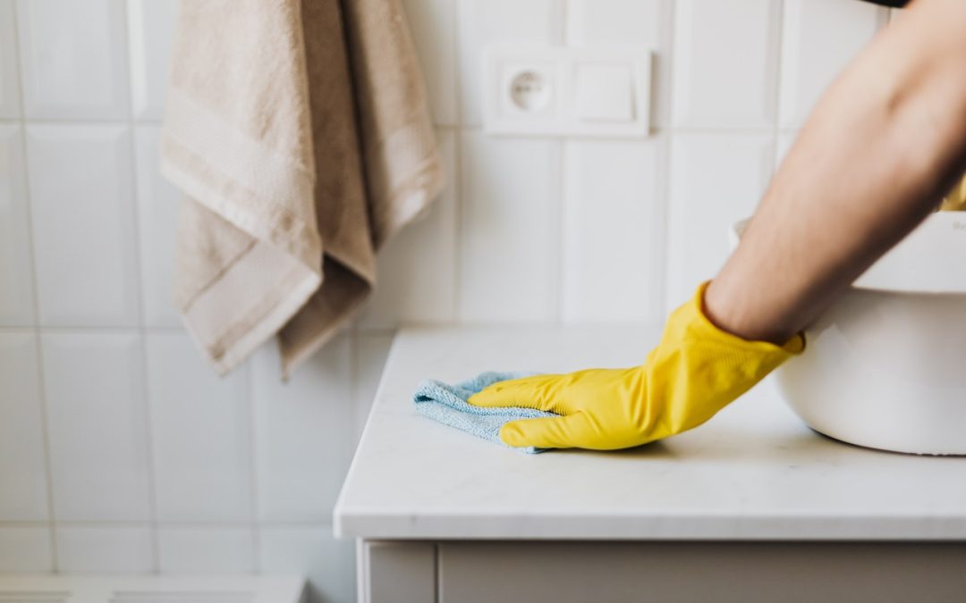 Las amas de casa utilizan un cepillo para limpiar el baño para