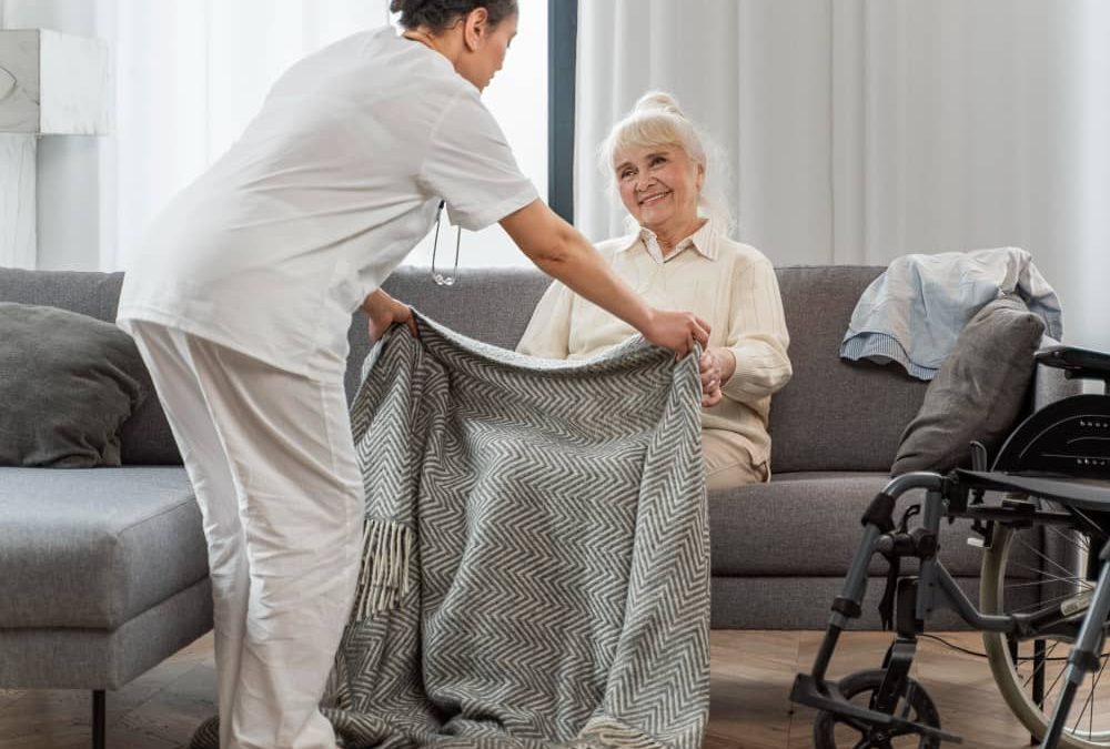 Cuidadoras a domicilio vs. residencia: ¿Qué opción es mejor y por qué?